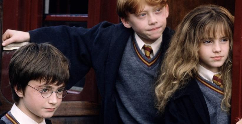harry ron and hermione 1050x0 c default 822x423 - بررسی فیلم Harry Potter and the Sorcerer's Stone (2001) | نوستالژی نسل هزاره