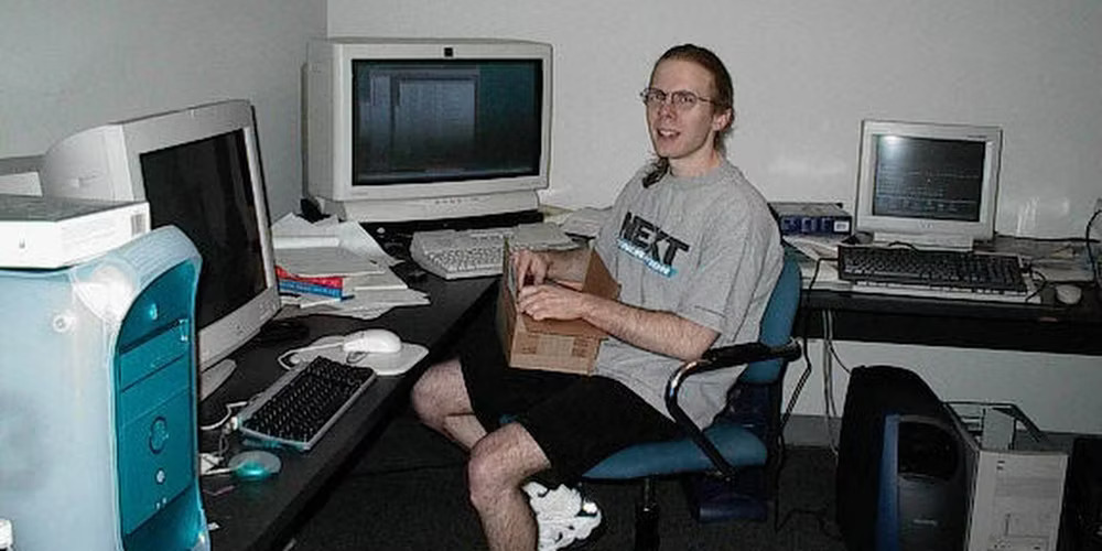 Young John Carmack At Work With Boxes - جان کارمک: رباتی که انسان بودن یاد گرفت (اربابان نابودی – فصل دوم)